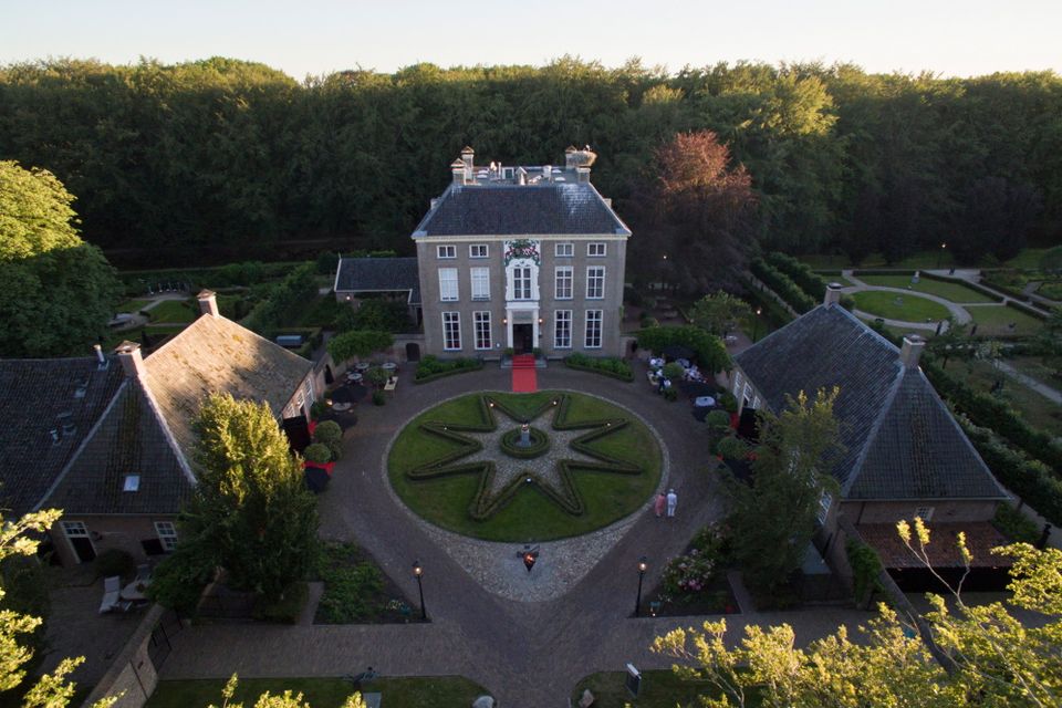 Een chateau van bovenaf gefotografeerd.