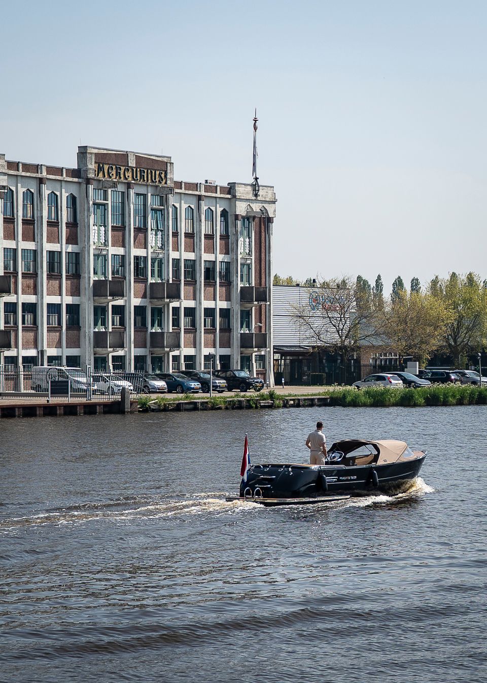 Sloep op de Zaan in de Zaanbocht