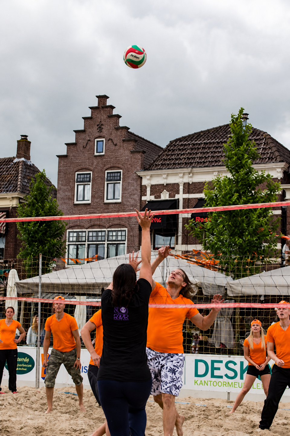 Mensen die aan het beach volleyballen zijn