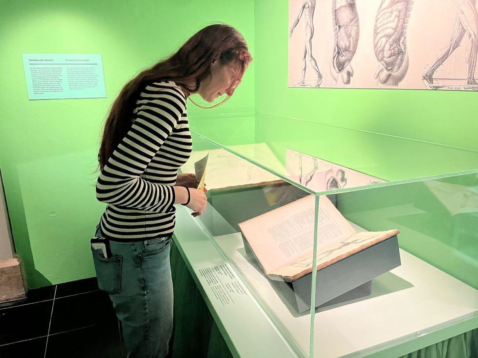 Leden van A.S.V. Prometheus bezoeken tentoonstelling Ongezien in Rijksmuseum Boerhaave