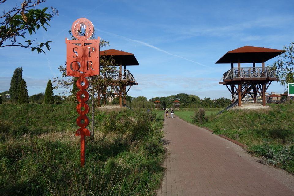 Overzicht over fort Matilo, met twee torens en twee fietsers