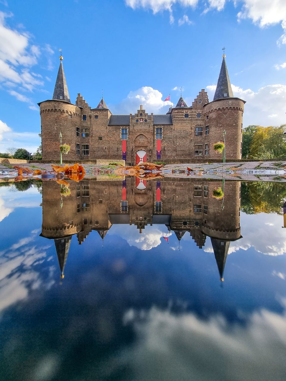 Kasteel Helmond, weerspiegeld in het water.