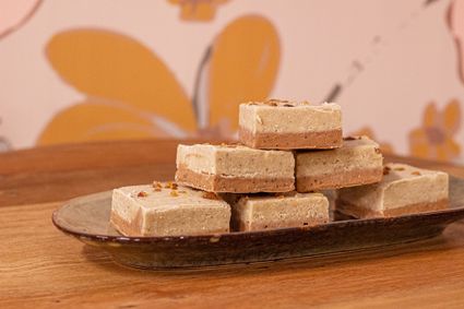 Winkel Buro Fudge Woerden, provincie Utrecht, Groene Hart, ambachtelijke fudge in verschillende smaken op een serveerschaal, bekend als zoete lekkernij en cadeau uit de binnenstad.