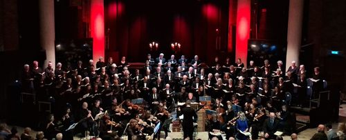 Een foto van een koor in een zaal