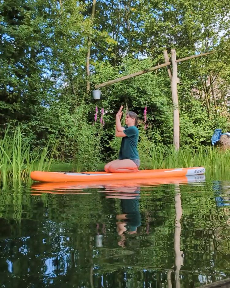 een yoga-houding op een supplank