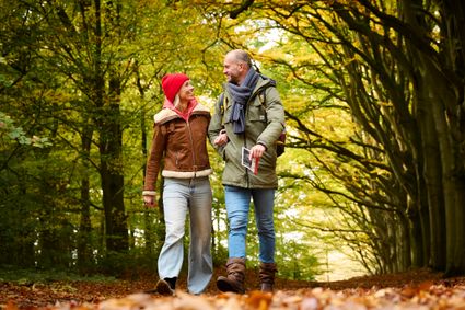 Stel wandelt de Kroegjesroute door Gaasterland.