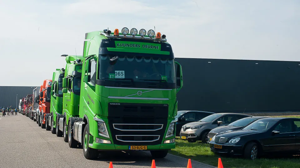 een rij groene trucks