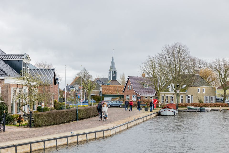 gaastmeer in de herfst met een fietsend stel