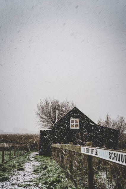 De Sedykster Kunstschuur, kleinschalige expositieplek bij de Friese waddendijk, tussen zee en land bij Tzummarum.