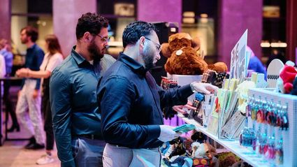 Bezoekers in de museumwinkel van Rijksmuseum van Oudheden in Leiden
