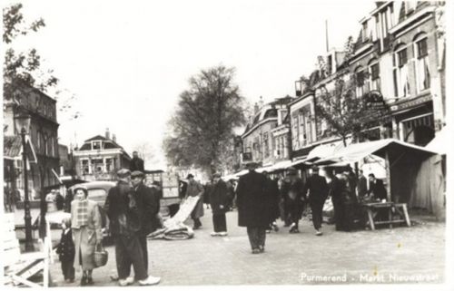 Een zwart-wit foto van de oude Waren- en Lappenmarkt