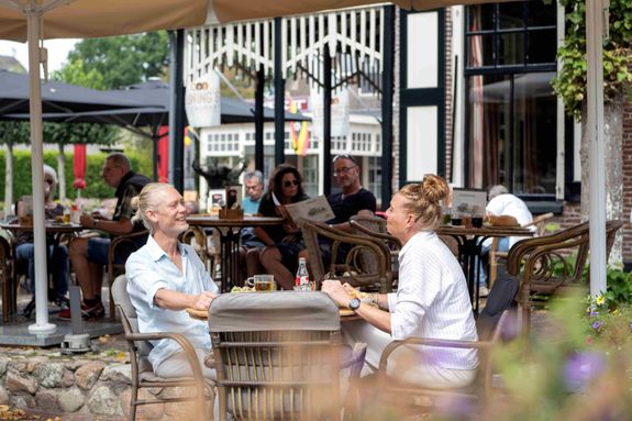 Stel zit te eten op terras van luning in Ruinen