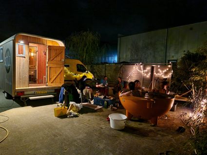 Chillen op Tsjillen in de mobiele sauna en hottub.