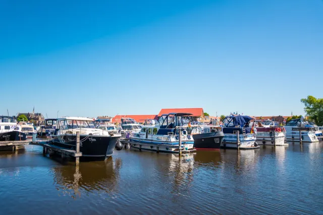 Verschillende boten in de haven bij Marinaveste Campevaer in Sneek.