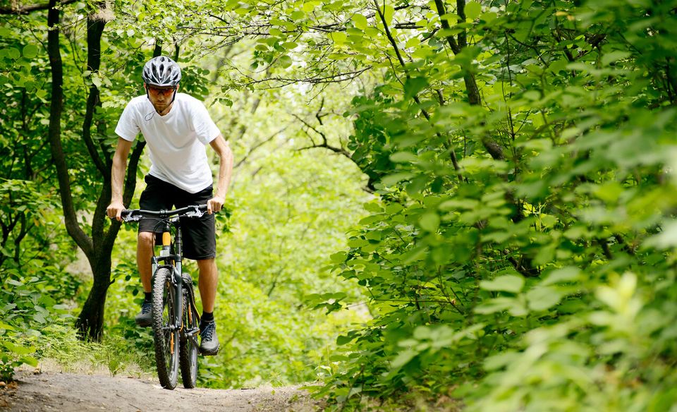 1 mountainbiker tijdens een parcours