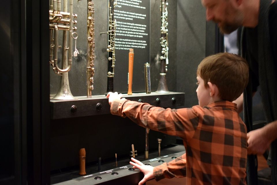 Ouder en kind in het Kessels Museum