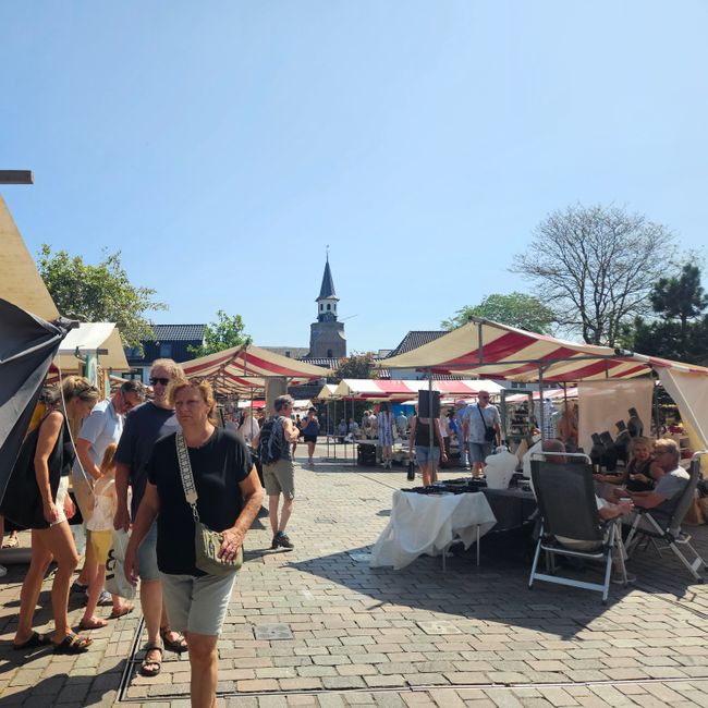 Kunstmarkt met bezoekers