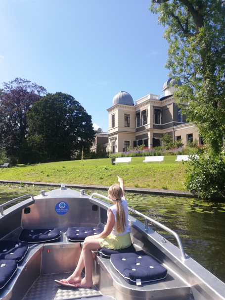 boot op het water met een meisje erin
