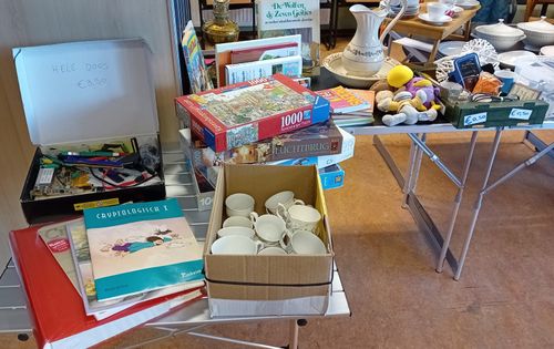 Spullen van een rommelmarkt in Purmerend