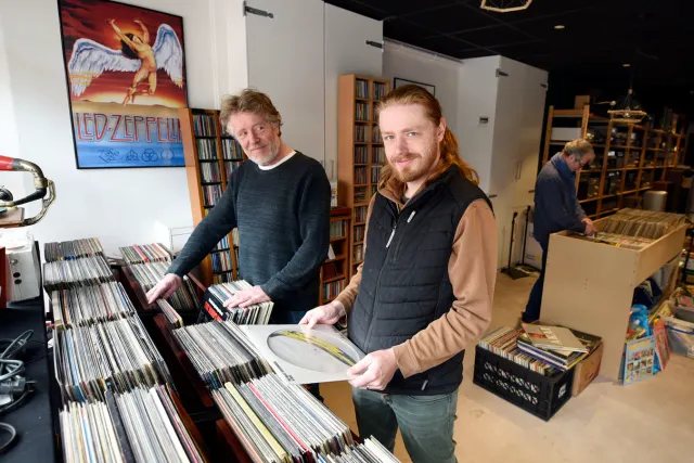 Hielko en Melle Meijer in hun vintage audiozaak Hifistereo.nl in Woerden tussen bakken met lp’s, platenspelers en hifi-apparatuur