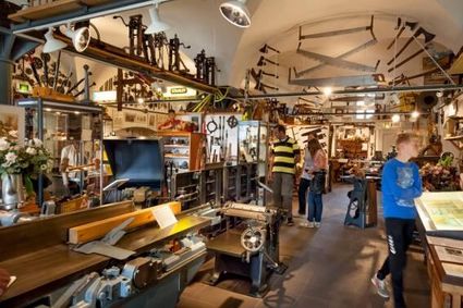 Bezoekers binnen het Gereedschapsmuseum Mensert