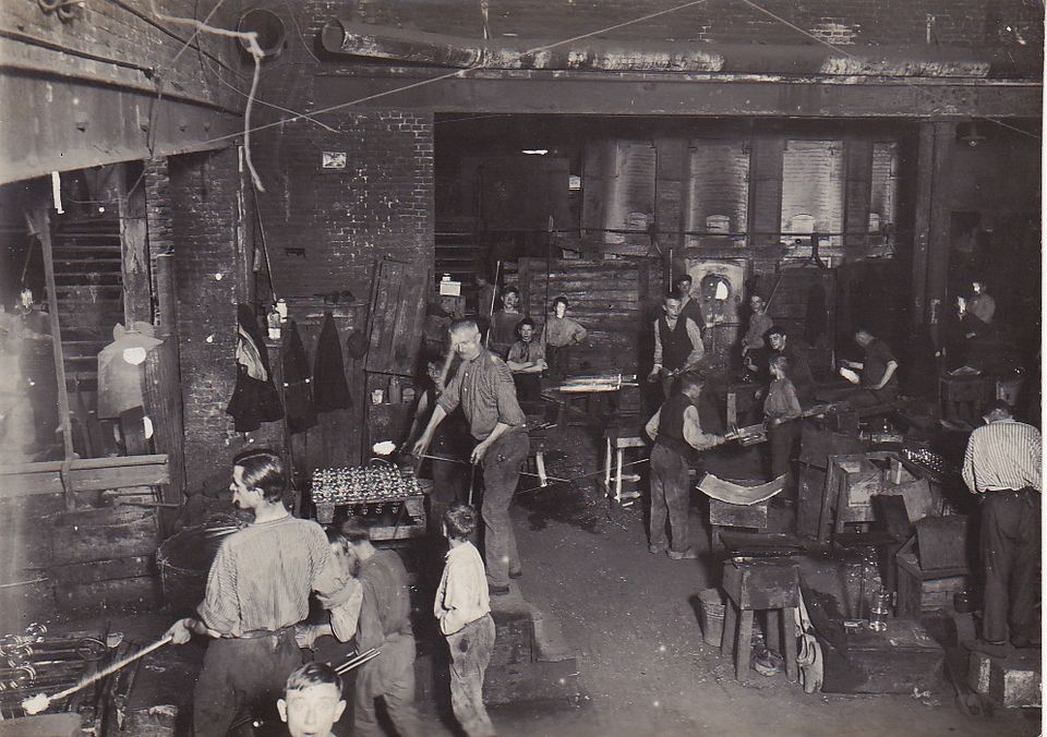 Aan het werk in de glasfabriek