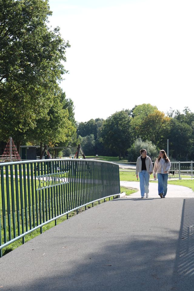 Vrouwen lopen op een brug.