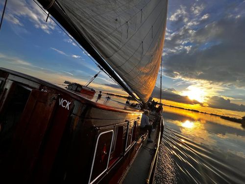 zeilen tijdens zonsondergang