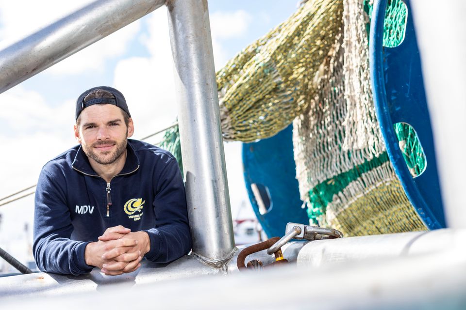 Een visser leunend op een schip in Flevoland