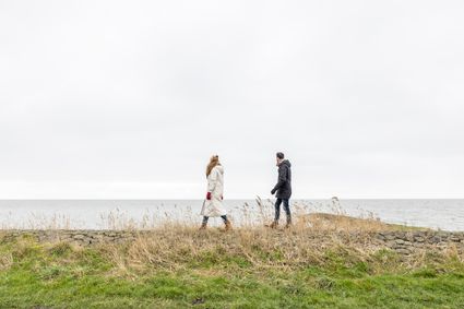 Wandelen langs het IJsselmeer in de winter.