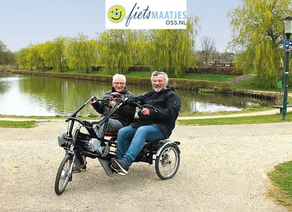 Twee mensen op een duofiets