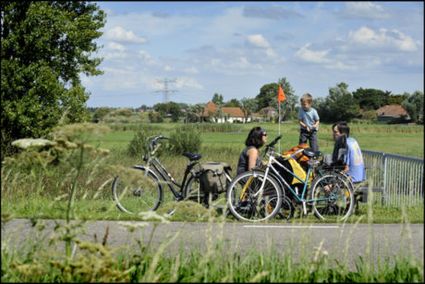Veld Veen Weide familie kinderen gezin buiten uit groen fietsen Westzaan