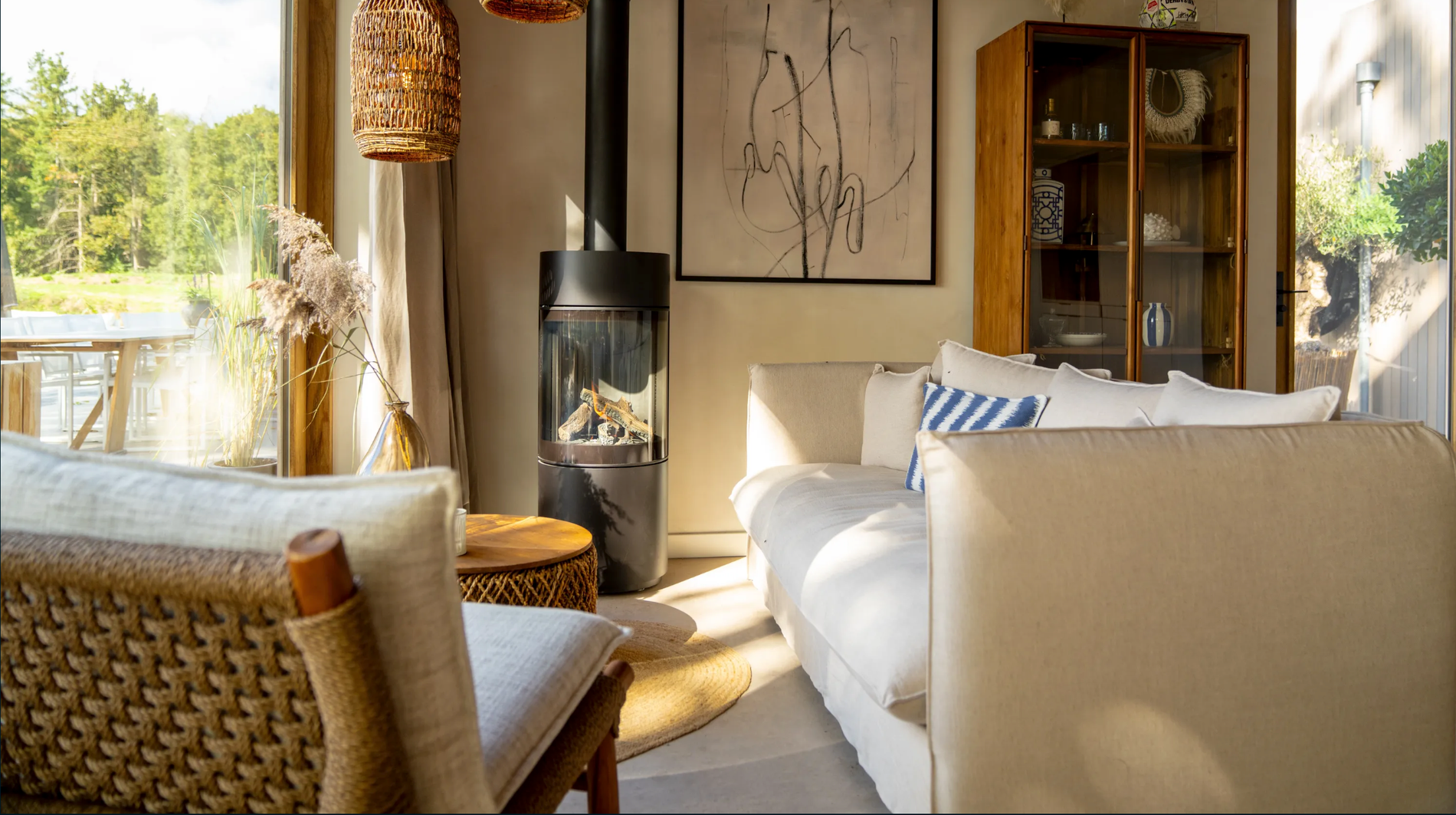 Sfeervol hoekje met loungestoelen in restaurant