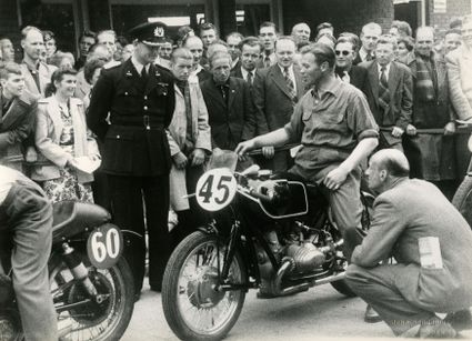 Op de foto wordt de motor van coureur 45 gekeurd op het Veemarktterrein in Assen
