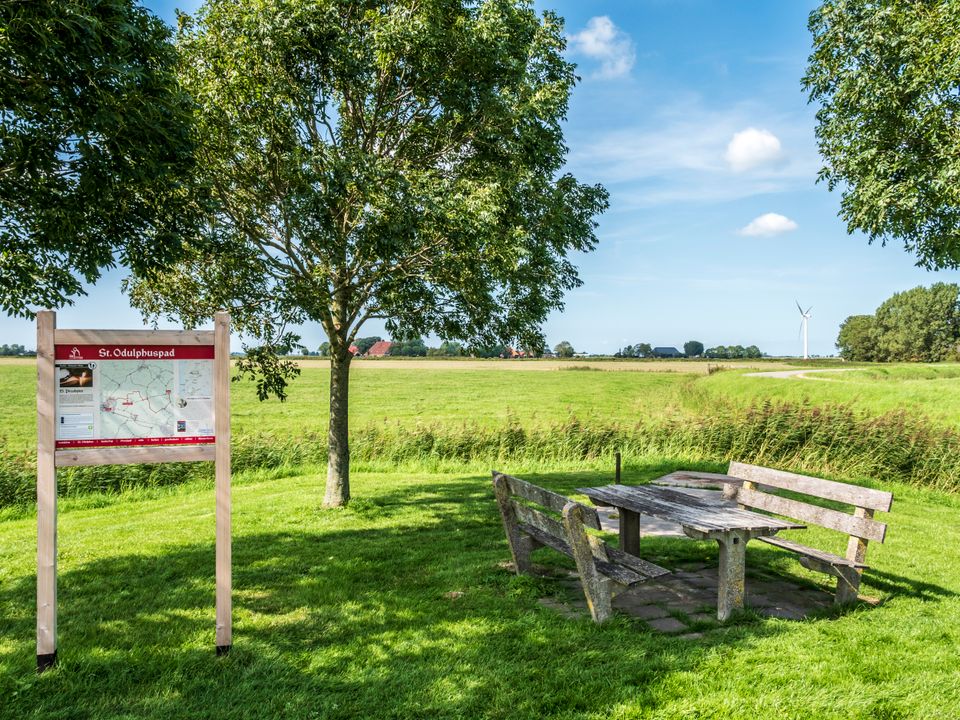 rustplek met picknic bankje in de friese natuur