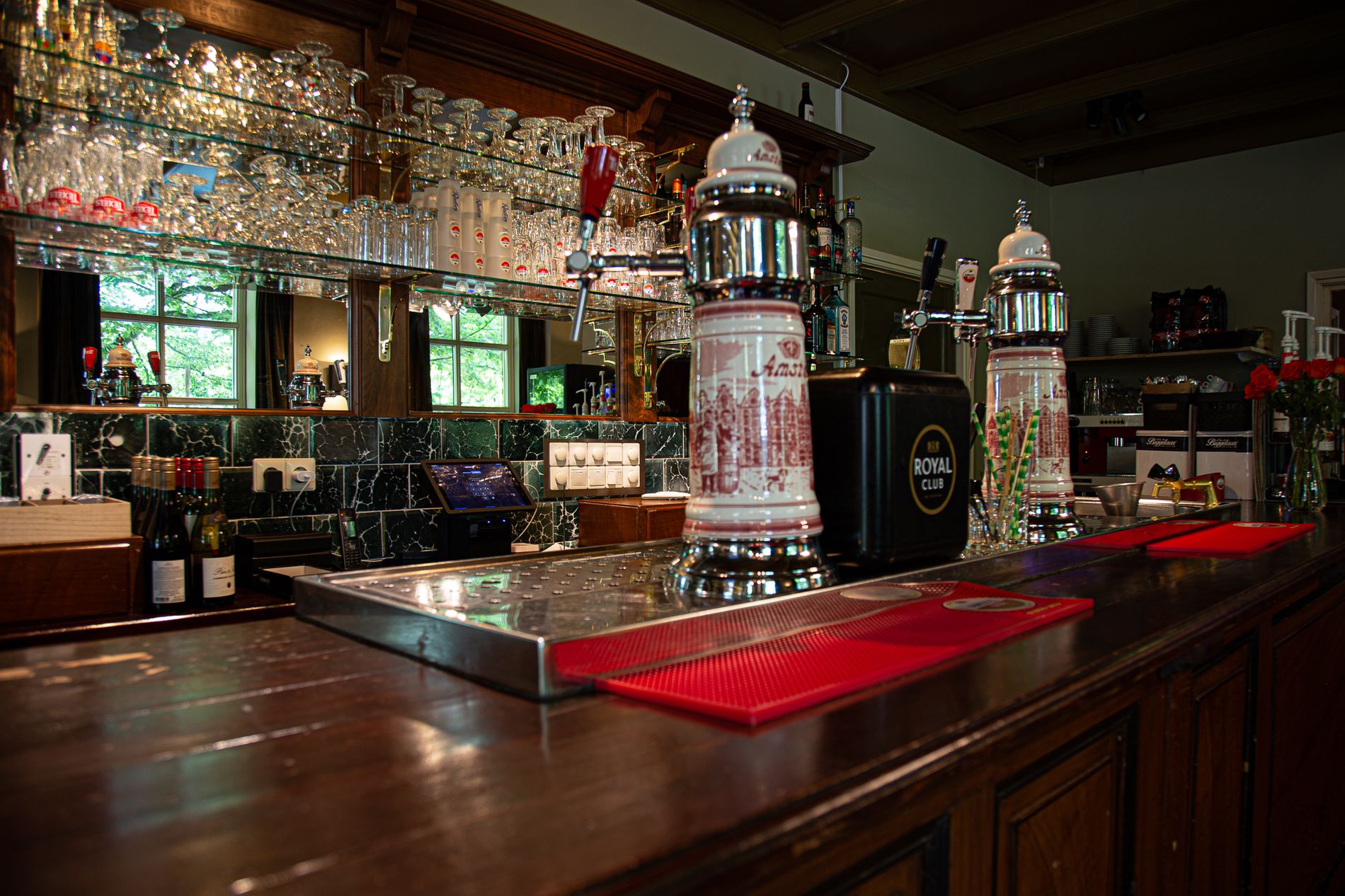 Interieur van de bar bij Boerderij De Loonsebaan