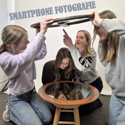 jongeren die door middel van een spiegel