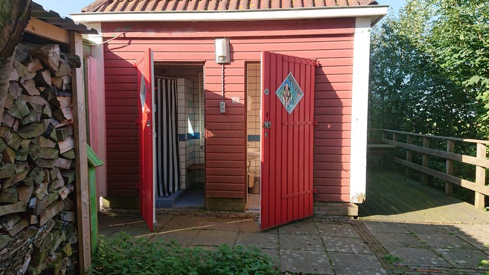 Bijgebouw met privédouche en toilet