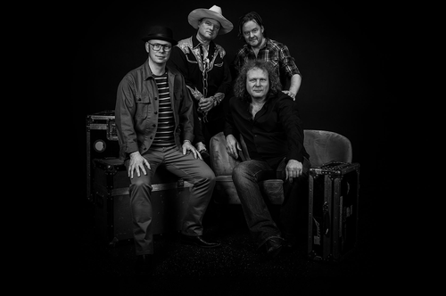 Een zwart-wit foto van een band