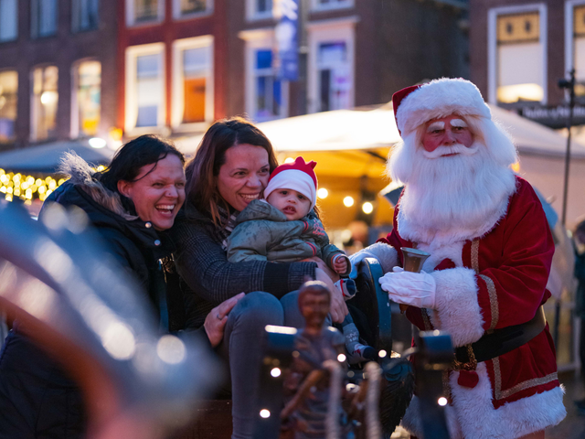 Moeder en baby op de foto met de Kerstman in Delft