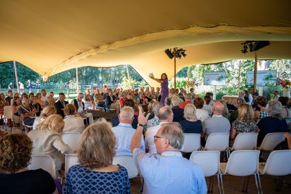 Vrouwelijke spreker tijdens plenaire sessie Groene Hart Toerisme dag