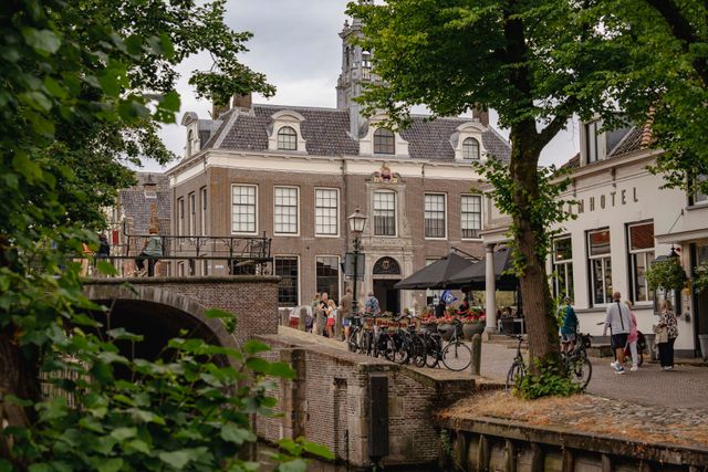 Gezellig tafereel van de Dam in Edam met de VVV op de achtergrond.