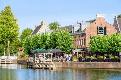 Grachten van Weesp met historische gebouwen en terrasje aan het water