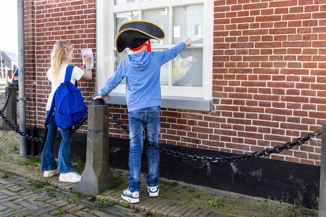 Twee kindjes maken de speurtocht in Heeg en tellen ramen