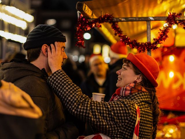 Een lief koppel bij een kraam tijdens Lichtjesavond in Delft