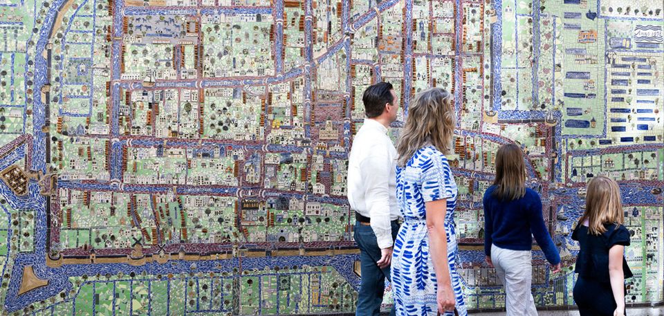 Gezin voor keramiekmuur in Delft