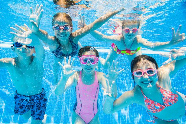 Kinderen zwemmen onder water in Zwembad Vitaloo in Bolsward