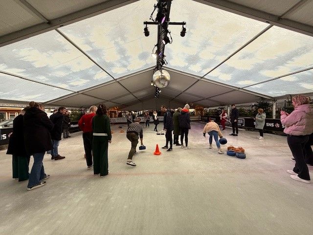 Personen die curling spelen