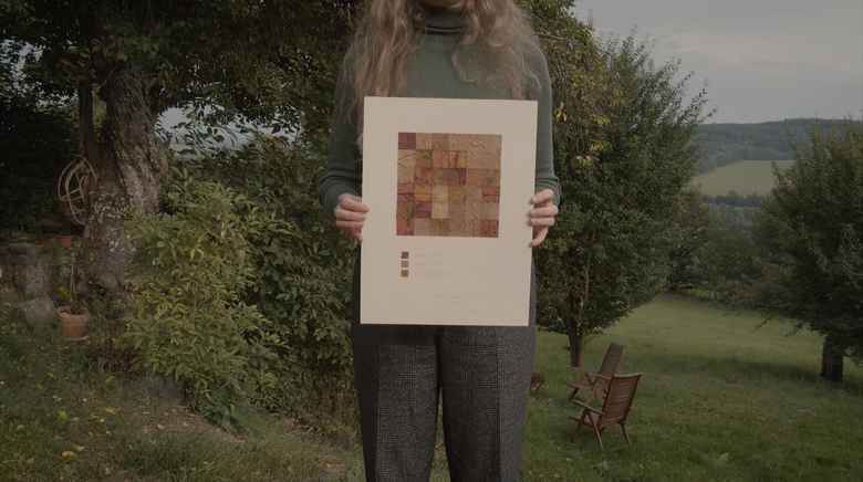 Vrouw met natuurunstwerk gemaakt van kleine vierkantjes