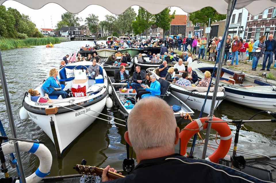 Muziekfestival op het water met boten